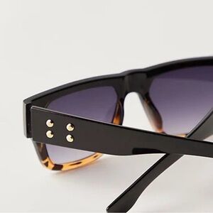 Brisbane Studded 
Rectangle Sunglasses 
COLOR- Tort With Ombre
Free People